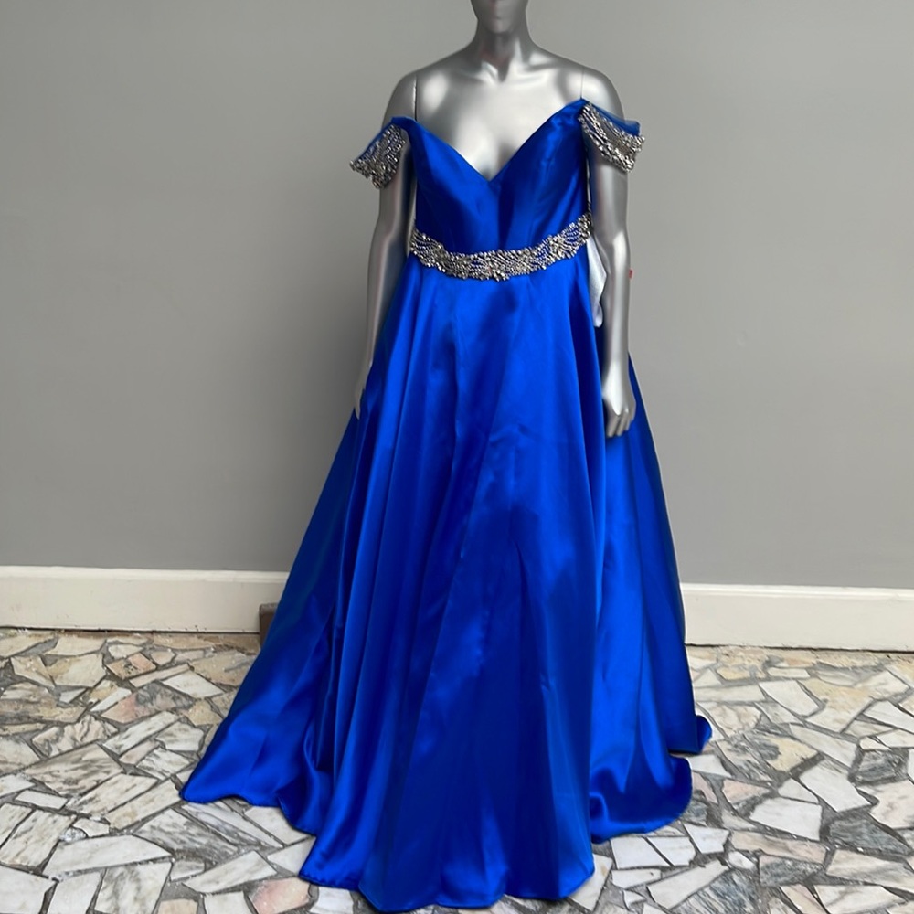 Mac Duggal royal blue gown. Purchased at Nordstroms. New never worn